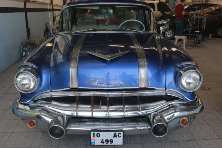 <p>66 yıllık klasik arabanın tüm bakımlarını periyodik olarak kendisinin yaptığını kaydeden Eyigören, “Bu araba 1956 model Pontiac’dır. Eşi benzeri olmayan bir arabadır. Bu arabanın ilk sahibi doktordur. Ondan sonra benim rahmetli olan ustam Mustafa Tenliler’e geçti ve yıllardan beri de bu araç bizdedir. Bu arabanın devamlı bakımıyla, revizyonuyla, her şeyiyle ben kalfası olarak kendim ilgilenirim.</p>
