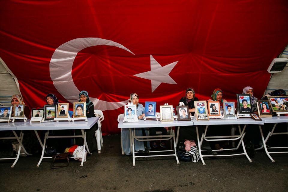 <p>Çifçi, ondan ayrı her Anneler Günü'nde oğlunun aklına geldiğini dile getirerek, oğluna kavuştuğunda Anneler Günü'nü mutlu ve huzurlu geçireceğini anlattı.</p>
<p> </p>