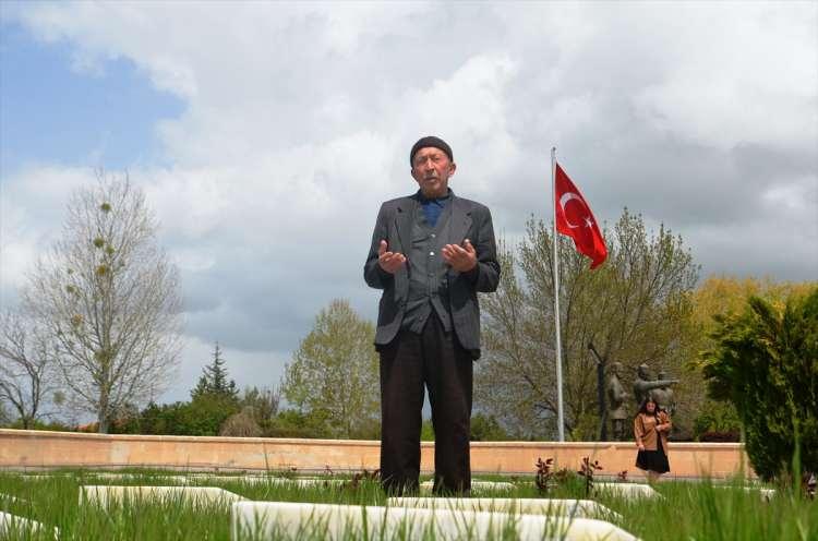 <p>Kütahya'da, binlerce şehidin verildiği Başkomutanlık Meydan Muharebesi'nde babasının savaştığı toprakları ziyaret eden Malatyalı 80 yaşındaki İsmail Doğan duygusal anlar yaşadı.</p>
