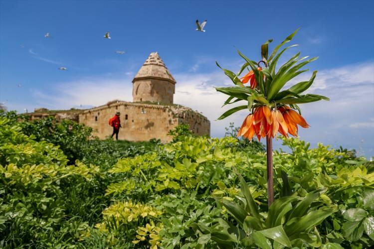 <p>Van Gölü'ndeki ada ve koylar, son zamanlarda düzenlenen etkinliklerle yerli ve yabancı turistlerin dikkatini çekiyor.</p>

<p> </p>
