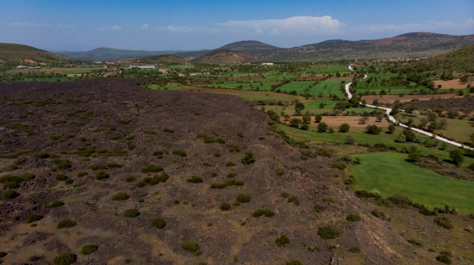 <p>Yaklaşık 3 kilometrelik yürüyüş yolu üzerinde ziyaretçiler hem 11 bin yıl öncesi volkan akıntılarının bıraktığı etkileri görebiliyor hem de ahşap köprüler üzerinde zamanda adeta yolculuğa çıkıyor. Öte yandan Kula’nın Sandal Mahallesi'nde bulunan Divlit Tepe volkanitleri de ziyaretçilere eşsiz deneyimler sunuyor. Ahşap köprülü yol üzerinden volkan dağının zirvesine çıkan ziyaretçiler, zirvede volkan akıntılarını gözlemleyebiliyor.</p>