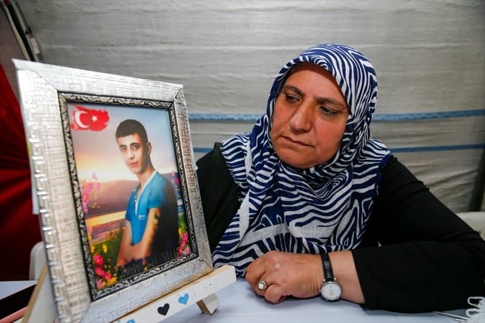 <p>Küçükken ilk hediye olarak bana şiir yazmıştın. 'Anne seni daima seveceğim, Anneler Günü'nde sürekli sana hediyeler alacağım.' diyordun. Bir anne için en güzel hediye evladının iyi ve sağlıklı olması. Oğlum seni bekliyorum, hiçbir zaman burayı terk etmeyeceğim." diye konuştu.</p>

<p> </p>
