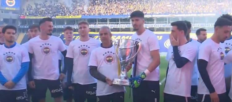 <p>Süper Lig'de Beşiktaş ile karşılaşacak olan Fenerbahçe, derbi öncesi son antrenmanını taraftara açtı. </p>