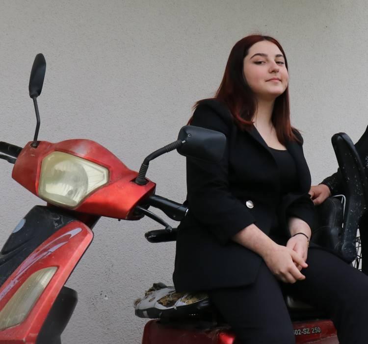 <p><strong>“İyi bir evlat olmak için elimden geleni yapıyorum”</strong><br />
<br />
Annesinin fedakarlığına karşı çok çalıştığını belirten lise öğrencisi Bersu Altuntaş, “Annemle aramda çok büyük bir bağ var, hiç kimsede olmadığı kadar. Herkesin yapabileceği bir şey değil çok büyük bir şey zaten aklıma geldiğinde anneme karşı bir hata yapmamak için, iyi bir evlat olmak için elimden geleni yapıyorum” ifadelerini kullandı.</p>
