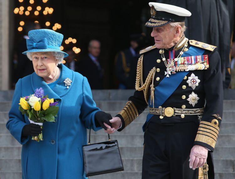 <p><span style="color:#FF0000"><strong>PRENS PHİLİP</strong></span></p>
<p><span style="color:#000000"><strong>Kraliçe II. Elizabeth'in 74 yıllık eşi Prens Philip'in de kazancı dudak uçuklatan cinstendi. Prens'e Kraliçe adına her yıl yaklaşık olarak 442.000 dolar ödenek sağlanıyordu. Devlet ziyafetleri, yurt dışı gezileri ve parlamentonun devlet açılışı gibi pek çok etkinliğe katılım sağlayan Prens, hayatının son yıllarında istifa etmiş ve birikimiyle iyi bir hayat sürdürmüştür.</strong></span></p>