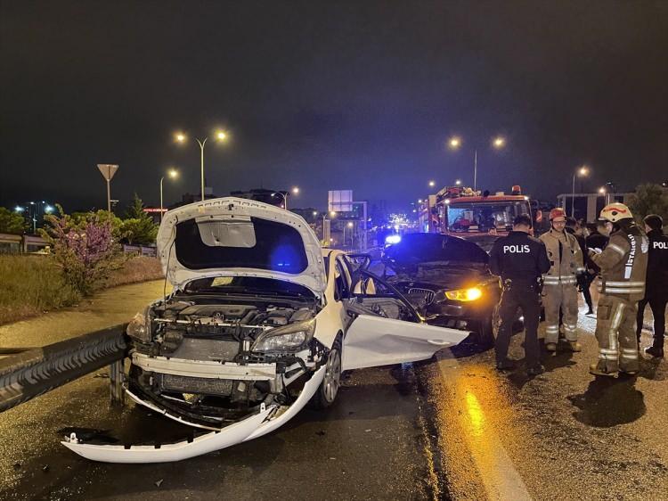 <div>Hafif ticari araçta bulunan iki kişi kazayı şans eseri yara almadan atlatırken, 06 FE 5937 plakalı Peugeot marka otomobil içerisinde bulunan sürücü İbrahim Çakmak, Nilgün Dinç ve isimleri öğrenilemeyen diğer iki kişi yaşanılan çarpmanın etkisiyle otomobil içerisinde sıkıştı.</div>

<div> </div>
