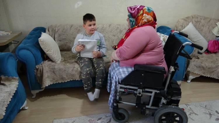 <p>Doktorların bacaklarını kesmek zorunda kaldığı Çoban, hayata sımsıkı sarılarak kendini çocuklarına adadı. Engelli anne çocuklarına gözü gibi bakarak çocuklarının derslerinde, oda düzeninde, giyim ve kuşamlarında bizzat yardımcı oluyor.</p>
