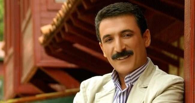 <p><span style="color:#000000"><strong>Eşini tam 19 kez istemeye gittiğini dile getiren Doğan, "İnatçı birisiyim, resmi olarak 19 kez istedim. Bunun dışında gayrı resmi istemelerimin sayısını hatırlamıyorum. İyi ki Emine Hanım ile evliyim. Eşimi çok seviyorum, 36 yıldır çok güzel bir evliliğimiz var. Çocuklarımız ve torunumuzla çok mutluyuz" ifadelerini kullandı.</strong></span></p>
