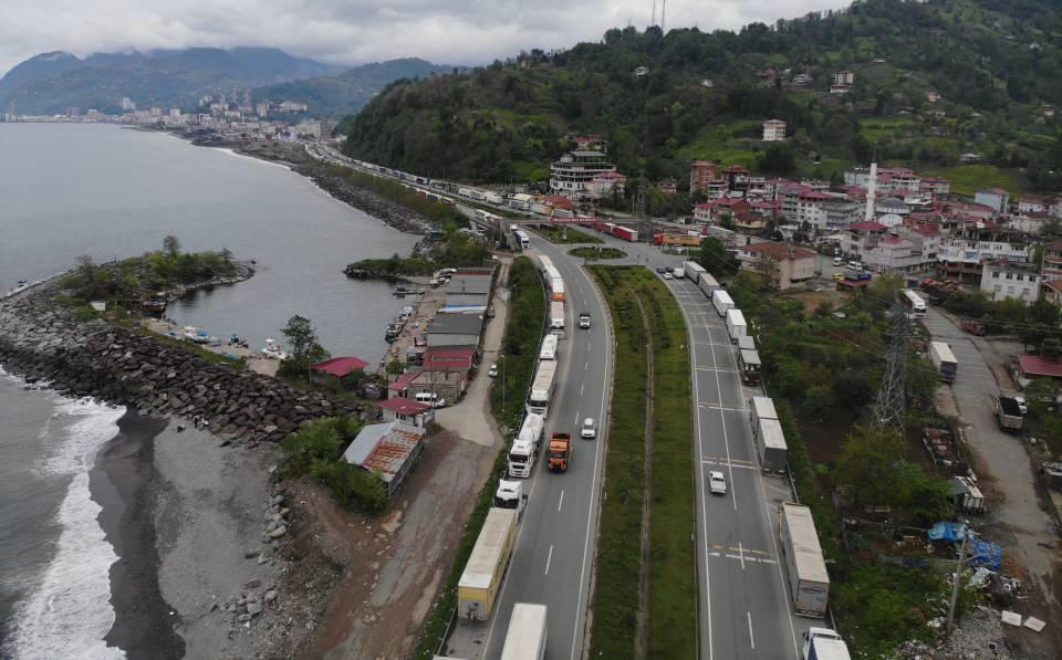 <p>Türkiye'nin Gürcistan üzerinden Kafkas ülkelerine açılan en önemli sınır kapısı olan Artvin'in Kemalpaşa ilçesindeki Sarp Sınır Kapısında tır kuyruğu devam ediyor.</p>

<p> </p>
