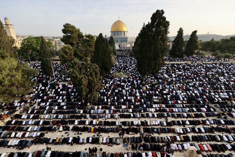 <p>İşgal altındaki Doğu Kudüs'te bulunan Mescid'i Aksa'da bir araya gelen Müslümanlar, Ramazan Bayramı namazını kıldı.</p>

<p> </p>
