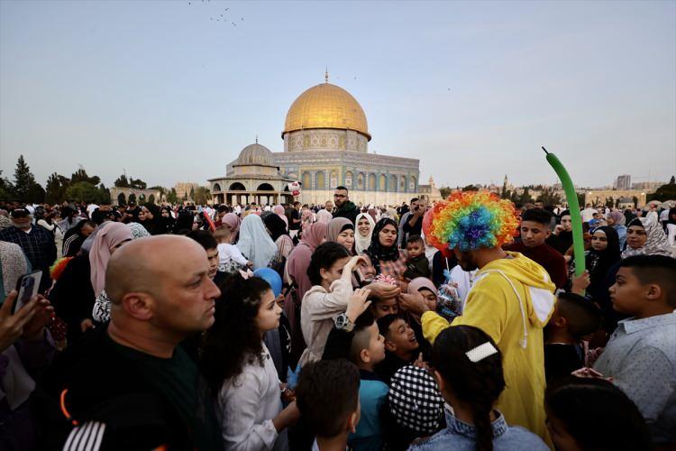 <p>Kudüs İslami Vakıflar İdaresi'nden yapılan açıklamaya göre, Mescid-i Aksa'ya bayram namazı için yaklaşık 200 bin kişi geldi.</p>
