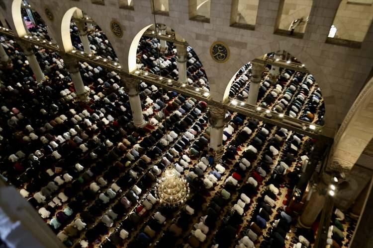 <p>Bayram namazının ardından, bir grup Filistinli Kubbetu's Sahra Camisi'nin çevresindeki kemerlerden birine pankart açtı ve İsrail işgaline karşı slogan attı.</p>