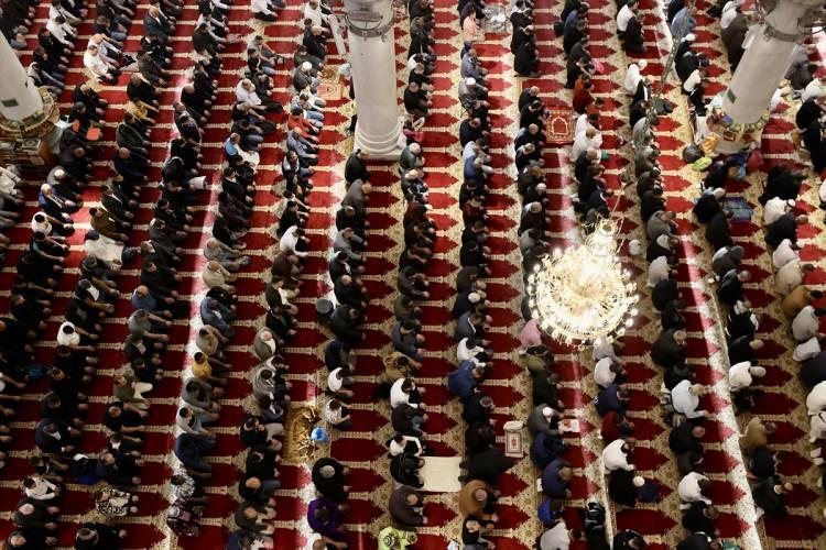 <p>Mescid-i Aksa'dan çıkanlar Eski Şehir'in ara sokaklarında yoğunluk oluşturdu. Kalabalığın oluşturduğu sesler, çevrede stant açan seyyar satıcılara karıştı.</p>