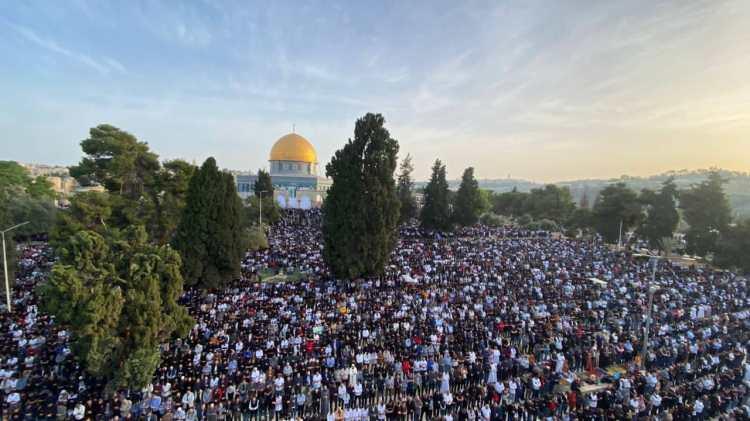 <p>Kudüs'te ramazan bayramının ilk saatleri şenlik havasında renkli görüntülerle başladı.</p>
<p> </p>