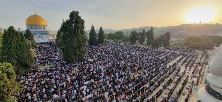 <p>Mescid-i Aksa'da bayram namazı 200 bin kişiyle kılındı</p>
