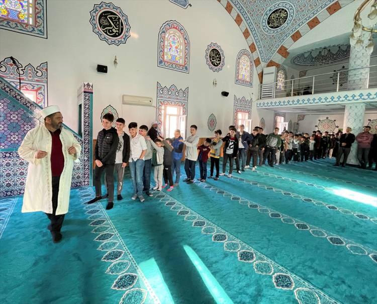 <p>Namaz sonrası cami içerisindeki çocuklar harçlık treni oluşturdu.</p>