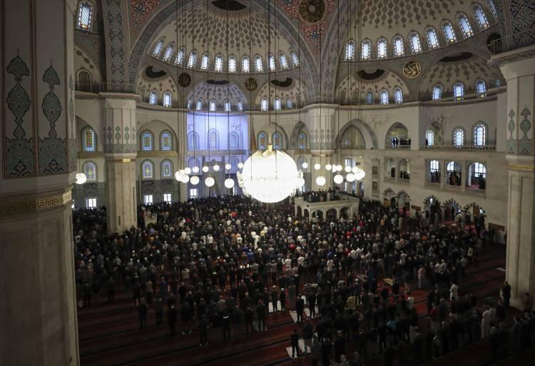 <p>Başkent Ankara'da, Ramazan Bayramı dolayısıyla Kocatepe Camisi'ne gelen vatandaşlar bayram namazını kıldı.</p>