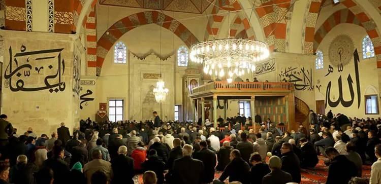 <p>EDİRNE<br />
Selimiye Camisi'nde restorasyon çalışmalarının sürmesi nedeniyle cemaat ibadet için oluşturulan alanda bayram namazını kıldı.</p>

<p>Eski Cami ise bayram namazı vaktinden önce gelen ve saf tutan cemaatin yoğunluğu dolayısıyla kısa sürede doldu.</p>
