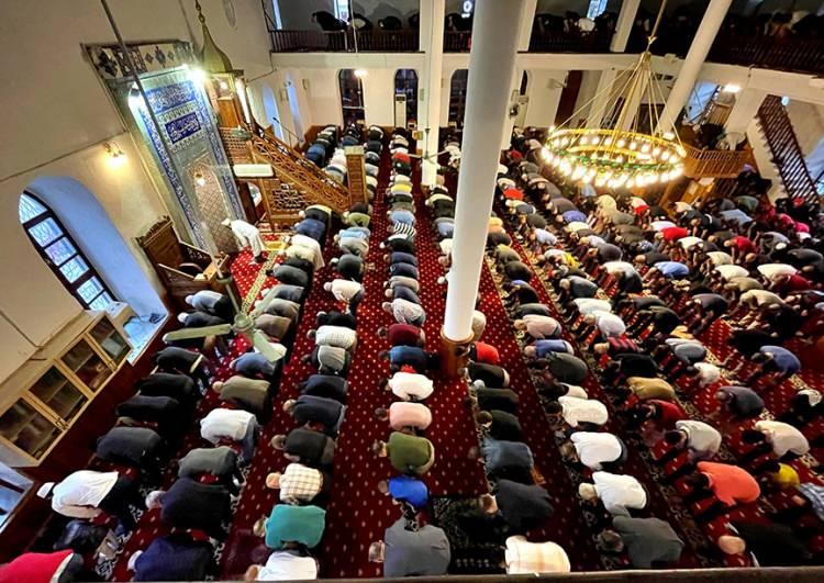 <p>OSMANİYE</p>
<p>Osmaniye'de tarihi Enverül Hamit Camisi'ne gelen vatandaşlar, bayram namazı kıldı.</p>
