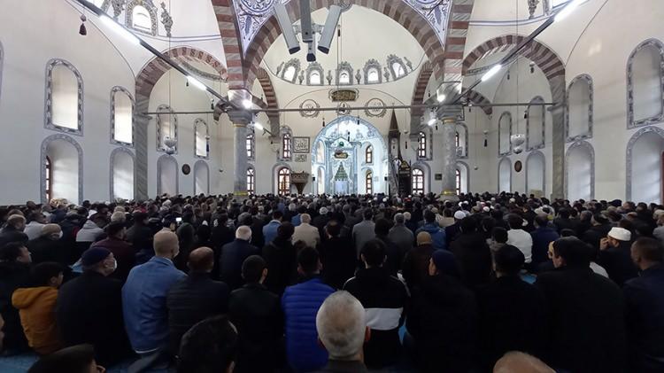 <p>KÜTAHYA</p>
<p>Kütahya'da da bayram namazı dolayısıyla çok sayıda kişi tarihi Ulu Cami başta olmak üzere Dönenler, Takvacılar, Karagöz Ahmet Paşa ve Ali Paşa camilerini doldurdu.</p>