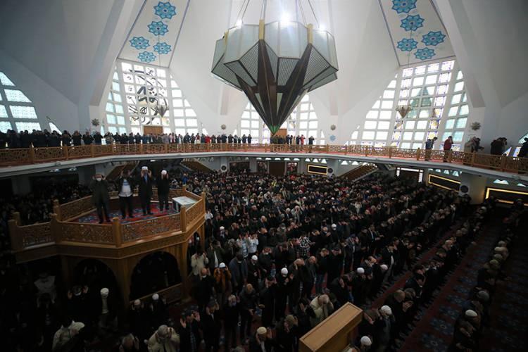 <p>DÜZCE</p>
<p>Düzce'nin Akçakoca ilçesinde Selçuklu mimarisi tarzında inşa edilen sekizgen planlı Akçakoca Merkez Camisi'nde Ramazan Bayramı namazı kılındı.</p>
<p>Sabahın erken saatlerinde vatandaşlar, farklı mimari dokuya sahip camiye akın etti.</p>
<p>Namazın kılınması, hutbenin okunması ve duanın ardından vatandaşlar bir birleriyle bayramlaştı.</p>