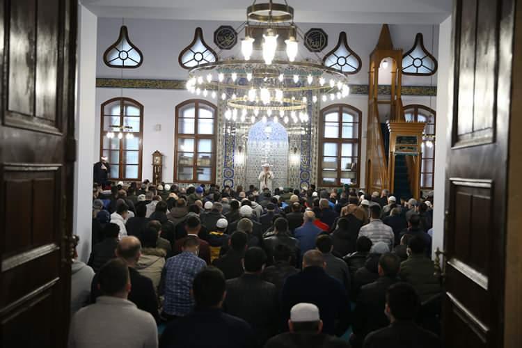 <p>SAKARYA</p>

<p>Sakarya'da da bayram namazı öncesi vatandaşlar Adapazarı ilçesindeki tarihi Orhan Gazi Camisi'ni doldurdu.</p>

<p>Camiye sığmayan vatandaşlar cami bahçesinde de saf tuttu.</p>

<p>Namazın ardından dua eden vatandaşlar bayramlaştı.​​​​​​​</p>
