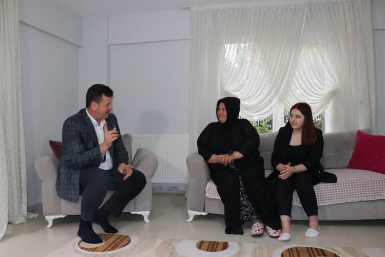<p><strong>“Çok onurlu ve gururlu bir davranış bu”</strong><br />
<br />
Fedakar anneyi fark eden ve gösterdiği azim doğrultusunda yılın annesi seçtiklerini aktaran Akyazı Belediye Başkanı Bilal Soykan, “Arkadaşlarımız dışarıda annesi ile kızımızı okula gidip gelirken birkaç kere görmüşler.</p>