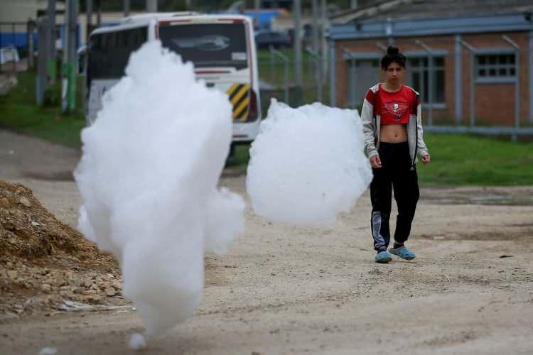 <p>Zaman zaman 8 metreye ulaşan dev köpükler, kötü bir kokuyu da beraberinde getirerek bölge sakinlerine “pes artık” dedirtti. </p>