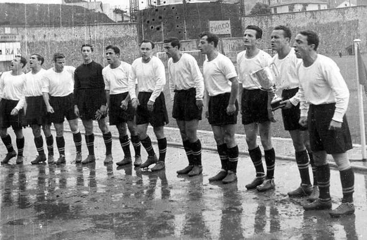 <p>1952 İstanbul Profesyonel Ligi şampiyonu Beşiktaş</p>

<p> </p>

<p>(1952-1959 yılları arasında sadece İstanbul'da düzenlenen ve yalnız bu ildeki takımların katılabildiği eski futbol ligidir. Resmi statüde geçerliliği bulunmamaktadır)</p>
