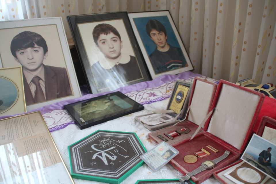 <p>O, hala burada. Eşyalarının olduğu valiz var; hiç açamadım. Yatağının altında saklıyorum. Bizim için her gün zor ama Anneler Günü daha da zor. O bana gelecekti ama ben onun mezarına gidiyorum. </p>
