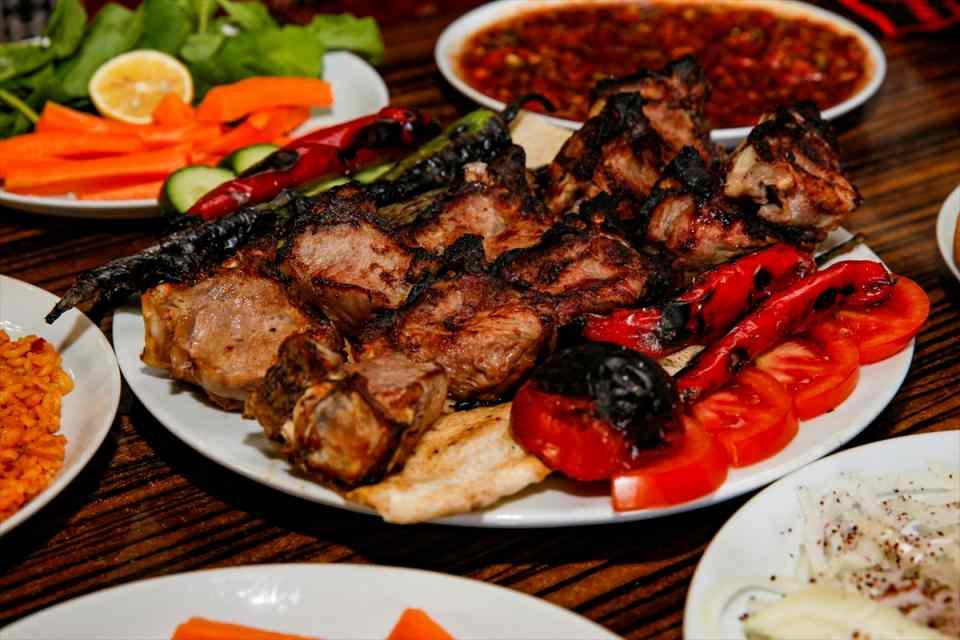 <p><strong>- "Kuzu eti kullanmak durumundayız"</strong></p>

<p>Kemikli kebabın hayvanın sırt bölgesindeki etten hazırlandığını ifade eden Evsen, "Hayvanın sırt bölgesinden çıktığı için sayılı şekilde geliyor. Sınırlı geldiği için biz de sınırlı yapıyoruz. Kuzu eti kullanmak durumundayız. Kuzu eti olmadığında et sertleşiyor. Güzel bir kemikli yemek istiyorsanız kuzu eti olmasına da dikkat etmeniz gerekiyor." dedi.</p>

<p> </p>
