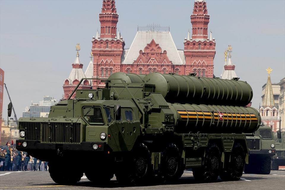 <p>Rus yapımı MIRV termonükleer kıtalararası balistik füze sistemi de provada yer aldı.</p>

