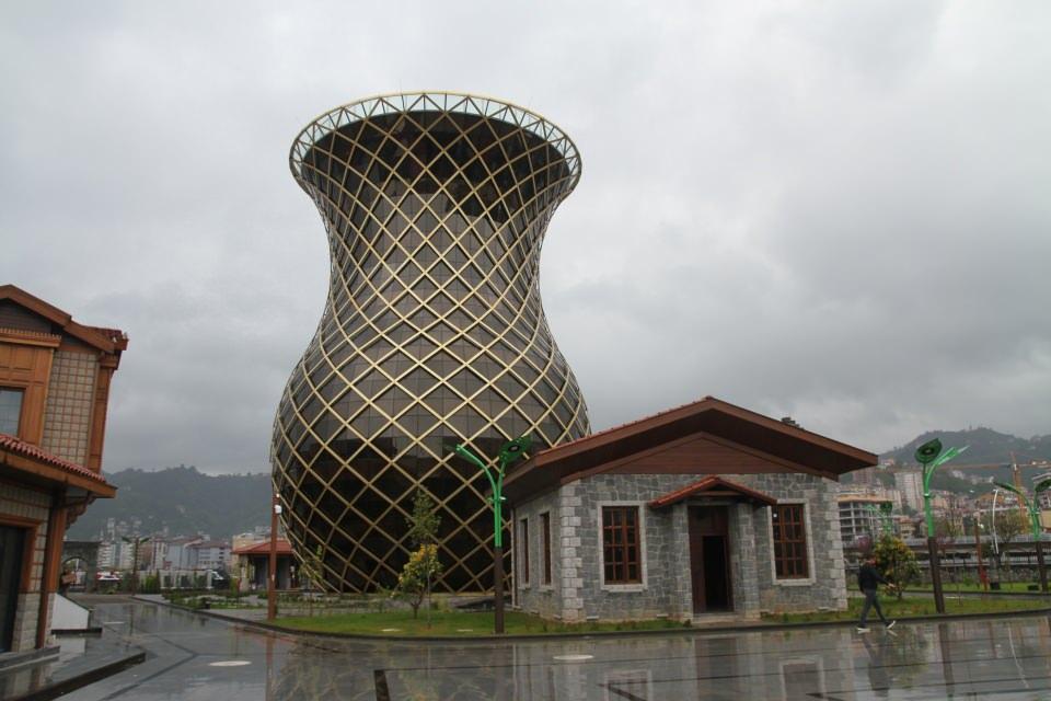 <p>Rize'nin sembolünü ifade ettiğinden dolayı çay bardağının güzel bir proje olacağını söyleyen Meryem Kurtuluş, “Aynı bir kafe gibi olur herhalde. Ama tabii bizim Rizemizin sembolünü ifade ettiği için güzel olur. Turizm açısından ben büyük faydalar sağlayacağını düşünmüyorum ama görenlerin ilgisini çekebilir” dedi</p>
<p> </p>