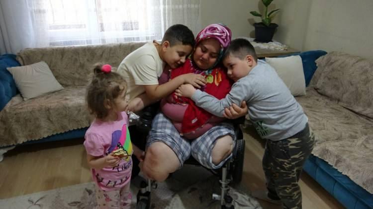 <p>Pendik'te Emirhan (11), Muhammed (7) ve Tuğba (4) adında 3 çocuğu bulunan 35 yaşındaki Melek Çoban, kemik erimesi nedeniyle 2008 yılında geçirdiği operasyon sonucu iki bacağını da kaybetti. </p>

<p> </p>
