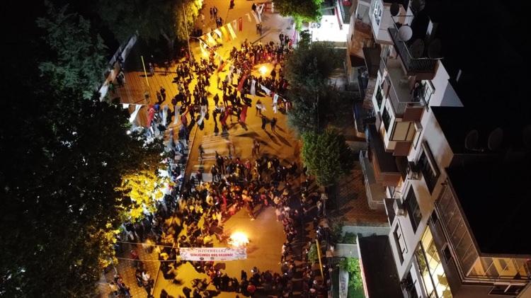 <p>Vatandaşlar, söylenen şarkılar eşliğinde keyifli dakikalar yaşadı.</p>
<p> </p>