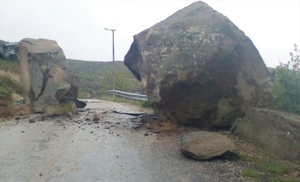 <p>Aksaray'ın Güzelyurt ilçesinde etkili olan sağanak nedeniyle Ihlara Vadisi çıkışında kara yoluna kaya düştü.</p>
