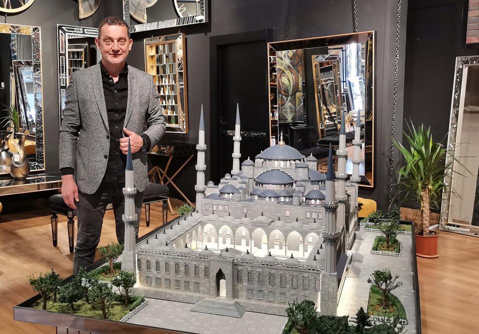 <p>Camimizde 6 tane minaremiz, ana kapı ve diğer girişlerimiz, bahçesi, taşı bire bir aynısıdır. Bunu diğer maketlerden ayıran özellik; ahşaptan ve 7 bin parçadan oluşması. 7 bin parçayı bir araya topluyorsunuz ve bire bir görseli aynı bir cami yapıyorsunuz. Sultanahmet Camisi gibi büyük bir camiyi gezmek; belki 1-2 günü alır fakat bu maketle insanlar, 1 dakika içinde caminin yapılışını, mimarisini, kubbelerini, her şeyini görebilir" diye konuştu. </p>