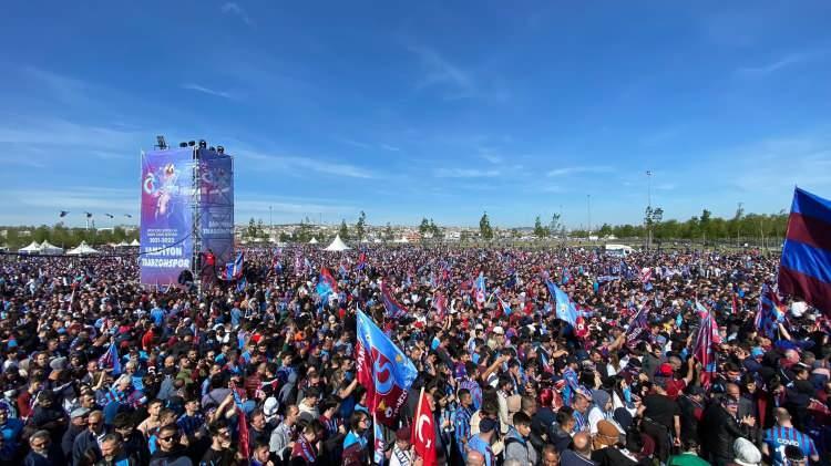 <p>Süper Lig'de 7. şampiyonluğuna ulaşan Trabzonspor kutlamalarına İstanbul Yenikapı'da devam ediyor.</p>
