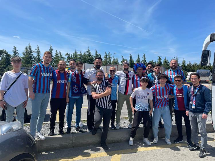 <p>Yenikapı'da şampiyonluk kutlayan Trabzonsporlular, Beşiktaşlı taraftarlarla poz verdi.</p>
