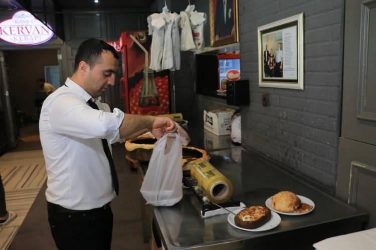 <p>Hal böyle olunca da gastronomi alanında en önemli kentlerinden olan Adana'da başta kebapçı ve dönerciler olmak üzere birçok işletmede eleman sıkıntısı yaşanmaya başladı.</p>