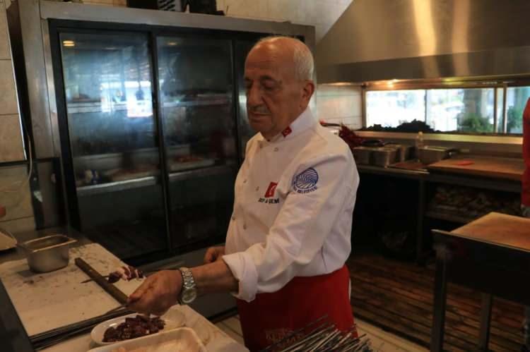 <p>Şu anda kebap ve dönerciler günlük 150-200 lira yevmiye verip sigortasını da yaparak çalıştıracak garson, komi, bulaşıkçı gibi ara eleman bulamıyor.</p>