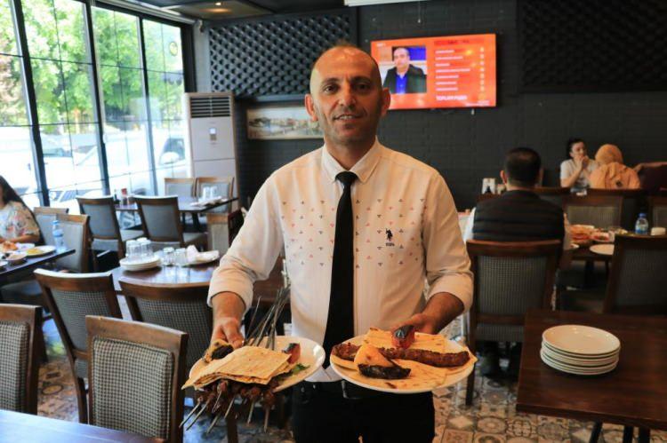 <p>Elemanı burada yetiştiriyoruz, tam usta aşamasına gelmişken turizm sektörüne kaptırıyoruz. Elemanlarımızı 5-6 aylık yere yüksek maaş vererek kaptırıyoruz. Bu da o elemanların ileri seviyede usta olmalarına mani oluyor.</p>