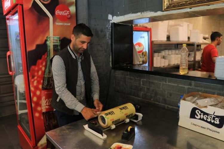 <p>Hem biz sorun yaşıyoruz hem de elemanın tam eğitimi bitmeden gidince ileri nesillere usta yetişmiyor” ifadelerini kullandı.</p>