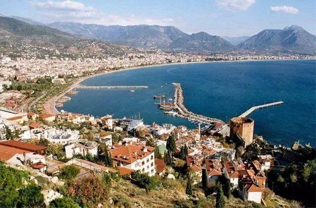 <p><strong>Alanya, Antalya</strong></p>
<p>Nüfus: 350.636 kişi</p>