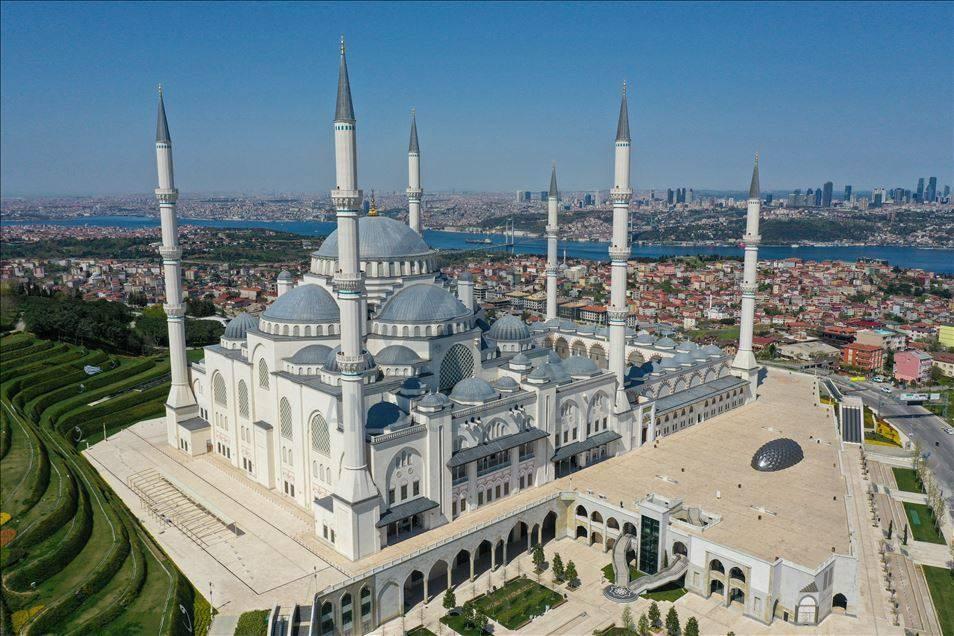 <p>Çamlıca Camii<br />
<br />
Temeli 2013'te atılan 'Cumhuriyet tarihinin en büyük camisi' Çamlıca Camii 7 Mart 2019'da ibadete açıldı.</p>
