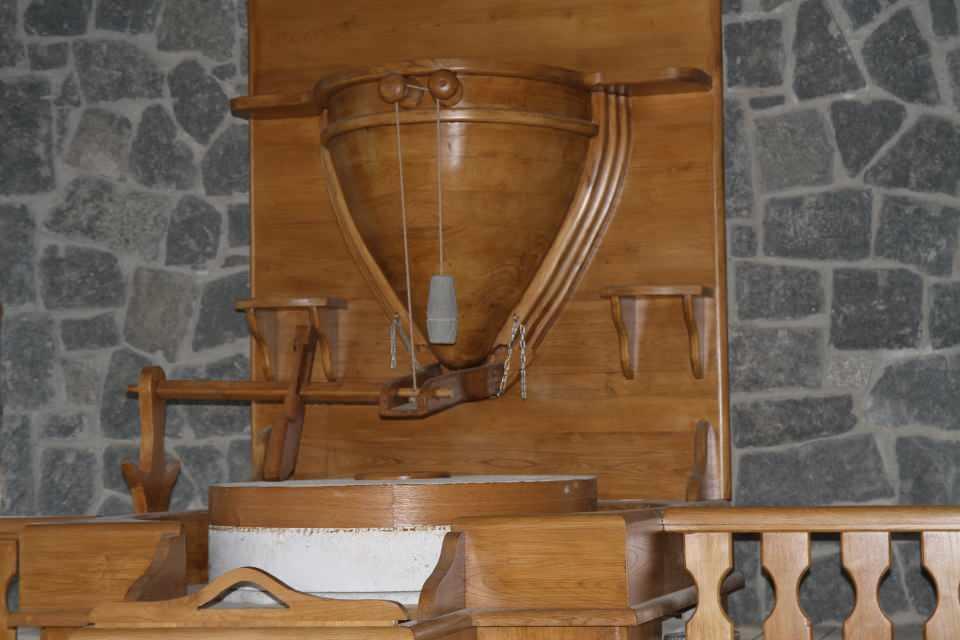 <p>Ayrıca bina içerisinde çay müzesi, nikah salonu ve restoran da bulunduran çay bardağı şeklindeki binanın dış aydınlatmalarının tamamlandı. Binanın içerisinde ki ince işçiliğin devam ettiği projede aynı zamanda çay bardağının etrafında da yöresel ürünlerin satışa sunulabileceği küçük işletmeler ve çay satış reyonları da yer alıyor. 25 dükkan ile çay severlerin farklı çayları tadabileceği projenin açılışı 14 Mayıs'ta Rize-Artvin Havalimanı'nın açılışı için Rize'ye gelecek olan Cumhurbaşkanı Recep Tayyip Erdoğan tarafından gerçekleştirecek.</p>
<p> </p>