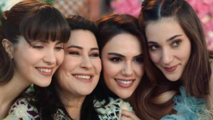 <p><span style="color:#800000"><strong>Başrollerinde İclal Aydın, Reha Özcan, Veda Yurtsever, Berker Güven ve Özgü Kaya gibi isimlerin yer aldığı 'Üç Kız Kardeş' dizisinde önemli bir rol üstlenen Özgü Kaya, büyük bir kitleye hitap ediyor.</strong></span></p>