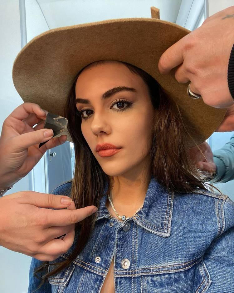 <p><span style="color:#800000"><strong>Sosyal medyadan yaptığı paylaşımlarla adından sık sık söz ettiren Kaya'nın Instagram'da 2 milyon takipçisi bulunuyor. </strong></span></p>