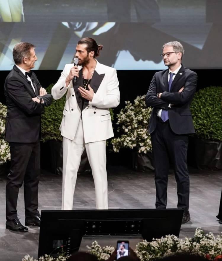<p><strong>Monte Carlo Film Festivali'nde ödül alan Yamna duygusal anlar yaşadı. </strong></p>
