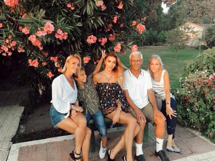 <p><span style="color:#B22222"><strong>Özge Ulusoy</strong></span><br />
<span style="color:#800080"><strong>"Herkese şeker tadında bayram dilerim."</strong></span></p>
